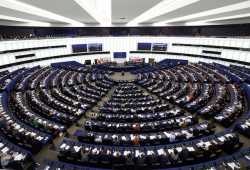 أوروبا تعلن التمرد في وجه ترامب: تجميد اتفاق التجارة مع واشنطن بعد ابتزاز "جرينلاند"