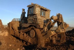 فيديو || انزلاق جرافة عسكرية للاحتلال بعد فقدان السيطرة عليها خلال عملية في مدينة الخليل