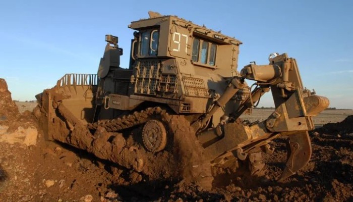 فيديو || انزلاق جرافة عسكرية للاحتلال بعد فقدان السيطرة عليها خلال عملية في مدينة الخليل