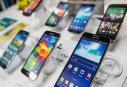 قرار "موبايل الجمارك" يشعل الغضب.. حكومة مفلسة تفتّش في جيوب المصريين والمغتربين بدل إصلاح الخراب