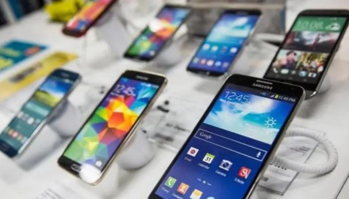 قرار "موبايل الجمارك" يشعل الغضب.. حكومة مفلسة تفتّش في جيوب المصريين والمغتربين بدل إصلاح الخراب