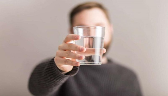 مفاجأة.. أفضل مشروب يُرطّب الجسم لوقت أطول من الماء