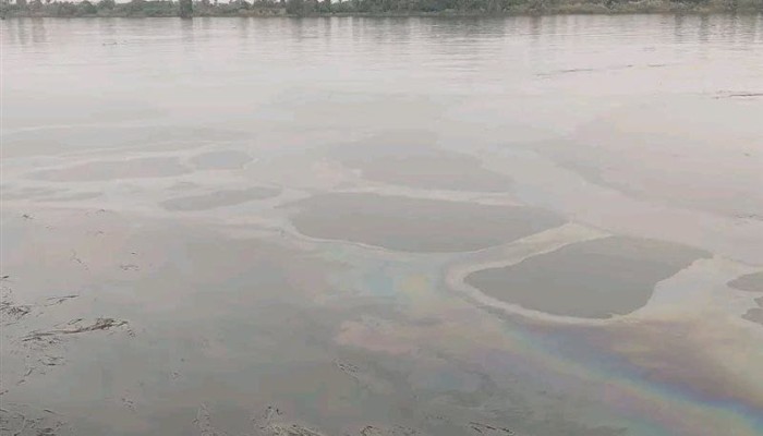 بالصور.. قلق شعبي بالأقصر بعد ظهور بقعة سولار في النيل