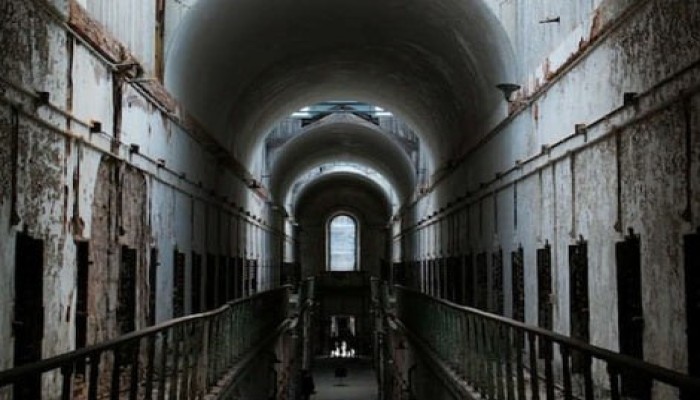 «أرشيف القهر في 2025»: أكثر من 5000 انتهاك و78 وفاة في السجون