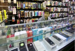 بعد جمارك عشوائية وقرارات تربك المصريين في الداخل والخارج.. أسعار الموبايلات المستعملة ترتفع 10% وتشعل السوق