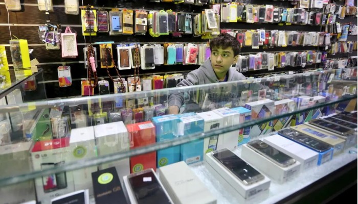 بعد جمارك عشوائية وقرارات تربك المصريين في الداخل والخارج.. أسعار الموبايلات المستعملة ترتفع 10% وتشعل السوق