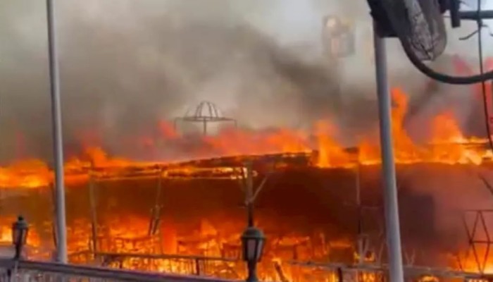 فيديو || حريق هائل يلتهم عوامة مطعم على كورنيش النيل بأسوان
