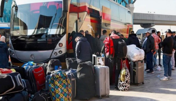 من الجباية إلى المطاردة .. اللاجئون السوريين بمصر يدفعون ثمن معاداة السيسي للشرع