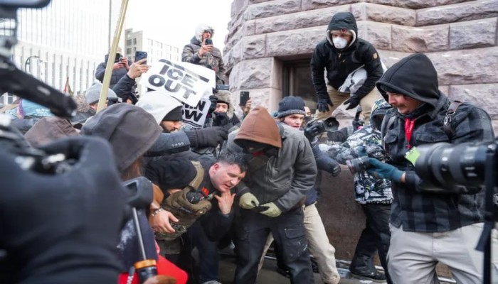 عاجل النشر///مينيابوليسم على حافة الانفجار: اتهامات بالفاشية وقتلى برصاص فيدرالي وترامب تحت ضغط سياسي غير مسبوق