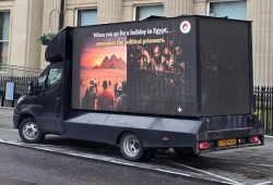 شاهد || شاحنة ثورة يناير تجوب شوارع لندن لتعيد ذاكرة شهداء ومعتقلي مصر