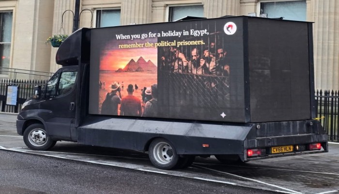 شاهد || شاحنة ثورة يناير تجوب شوارع لندن لتعيد ذاكرة شهداء ومعتقلي مصر