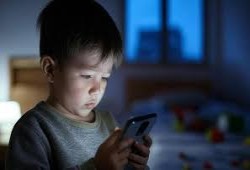 كيف تحمي طفلك من خطر التعرض لإشعاع الهاتف؟