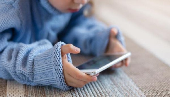 5 طرق أثرت بها التكنولوجيا على حياتنا الأسرية.. كيف تحمي نفسك وأطفالك؟ 