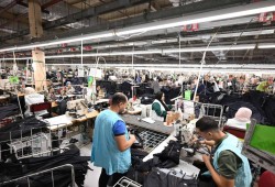 فشل المفاوضات يدفع عمال «تي آند سي» بالعبور لإنهاء الإضراب خوفًا من وقف الرواتب