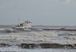 سفينة جانحة منذ أسبوعين قبالة بورسعيد.. وهيئة قناة السويس تكشف سبب عدم التحرك