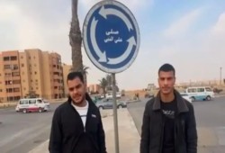 جدل بعد القبض على أصحاب لافتات «صلّي على النبي» ومقارنات بقضايا إساءة للنبي "محمد" لم يُحسم فيها التحقيق