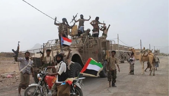 اليمن على مفترق تصعيد سياسي: إغلاق مقار الانتقالي وتصدع الحلفاء الإقليميين وملفات الانتهاكات تعود للواجهة