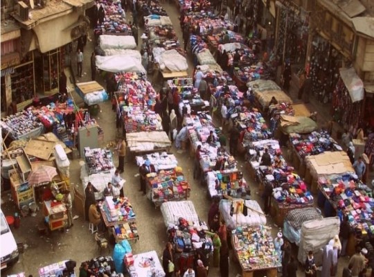 آخر ملاذ للفقراء.. حكومة الانقلاب تشن حربًا على “البالة” بدلا من التصدي للغلاء