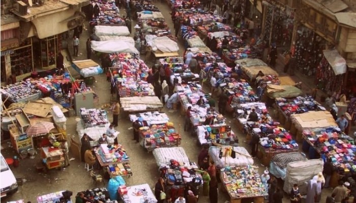 آخر ملاذ للفقراء.. حكومة الانقلاب تشن حربًا على “البالة” بدلا من التصدي للغلاء