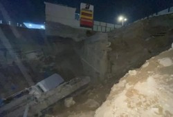 شاهد//هبوط أرضي يصيب أشخاصا ويبتلع مركزين تجاريين بمحطة وقود بالتجمع الخامس