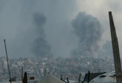 قبيل فتح معبر رفح بساعات.. قصف صهيوني يعيد غزة إلى دائرة الموت