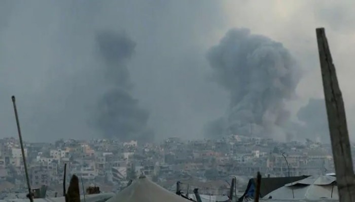 قبيل فتح معبر رفح بساعات.. قصف صهيوني يعيد غزة إلى دائرة الموت