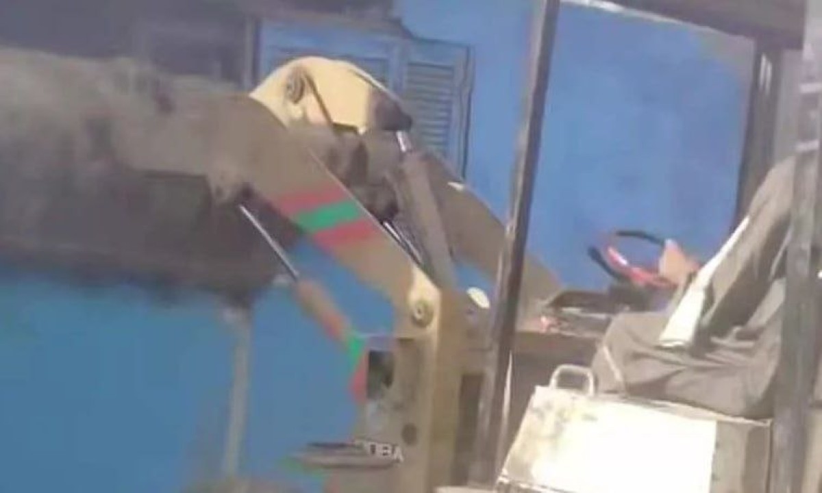 فيديو || هدم منزل أم وأطفالها الأيتام بسوهاج باللودر يشعل الغضب بين الأهالي