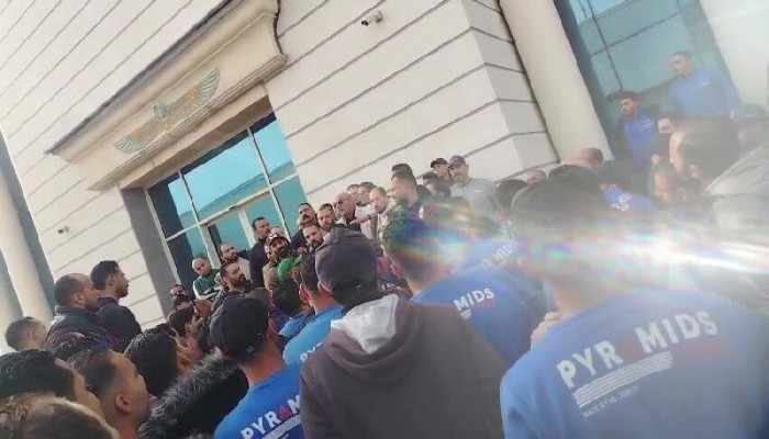 احتجاجات عمالية في «بيراميدز للإطارات» ببورسعيد بسبب خصم 2000 جنيه وتسريح 200 عامل