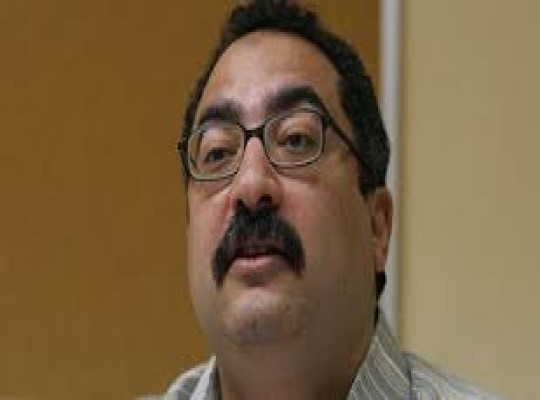 فن صناعة الكذب.. تناقضات إبراهيم عيسى تفضح بطولته "الزائفة" في عهد مبارك 