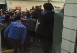 شاهد|| فصل 25 عاملًا في «بيراميدز للإطارات» ببورسعيد لرفضهم تسريح 200 شخص من زملائهم