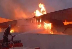 شاهد|| حريق هائل داخل مصنع أخشاب بأكتوبر والدفع بـ10 سيارات إطفاء