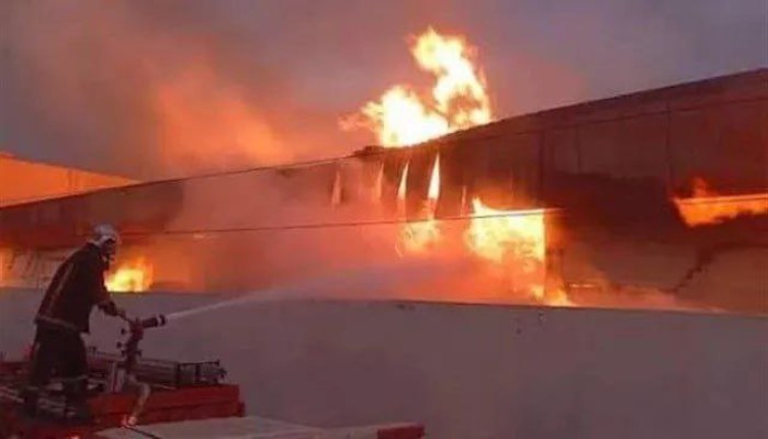 شاهد|| حريق هائل داخل مصنع أخشاب بأكتوبر والدفع بـ10 سيارات إطفاء