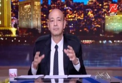 عمرو أديب يبكي على جيوب الفقراء ويبرّئ من أفلسهم: حين يحوّل الإعلامي التاجر إلى شماعة لإنقاذ السلطة