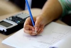 أولياء الأمور ينتقدون قرارات التعليم: امتحانات رمضان ونظام التقييمات يكرّسان الإرهاق على حساب التعلم
