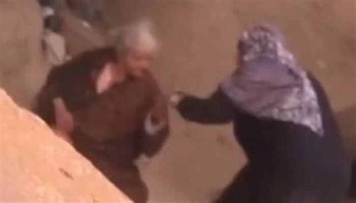 بالفيديو: اعتداء ابنة على والدتها المسنة بالشرقية يثير غضب المصريين