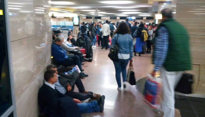 تأخيرات واسعة في مطار القاهرة بعد رصد تسريب وقود