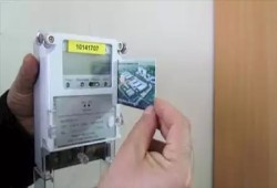 قبل أن تضيء اللمبة.. عدادات الكهرباء تقفز لعشرات الآلاف وتحوّل التوصيل إلى عبء جديد على المصريين