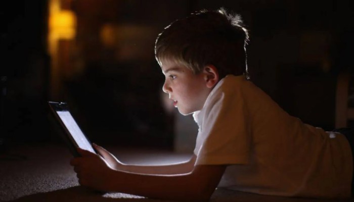 دلالات انخفاض معدل التركيز عند الأطفال المصريين بـ30% ووصوله لـ "8 ثوان" علميًا بسبب الإنترنت!