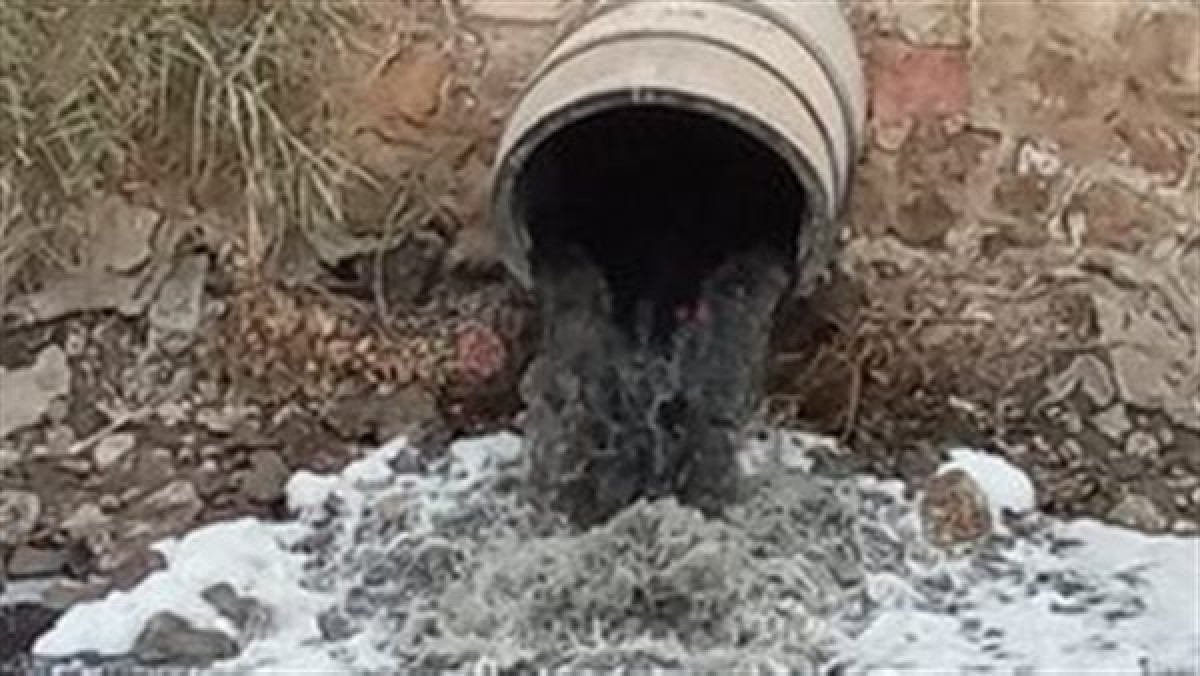 ماسورة صرف مفتوحة تُغرق ترعة بالأقصر وتحوّل القرية إلى بؤرة تلوث