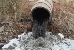 ماسورة صرف مفتوحة تُغرق ترعة بالأقصر وتحوّل القرية إلى بؤرة تلوث