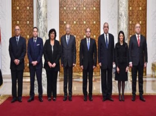 وزراء تحت الشبهات ومحاكمات الفساد.. جدل واسع حول نزاهة التشكيل الوزاري الذي اعتمده السيسي