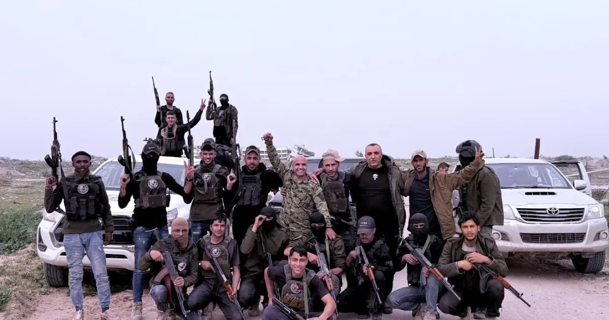 الاحتلال يسمح لمليشيا “أبو شباب” بتفتيش الفلسطينيين في معبر رفح