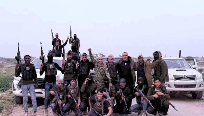 الاحتلال يسمح لمليشيا “أبو شباب” بتفتيش الفلسطينيين في معبر رفح