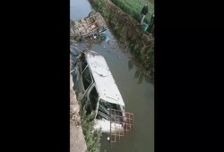 بالأسماء... إصابة 12 مواطن في حادث انقلاب ميكروباص بترعة بالبحيرة