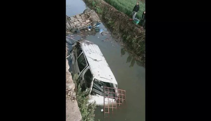 بالأسماء... إصابة 12 مواطن في حادث انقلاب ميكروباص بترعة بالبحيرة