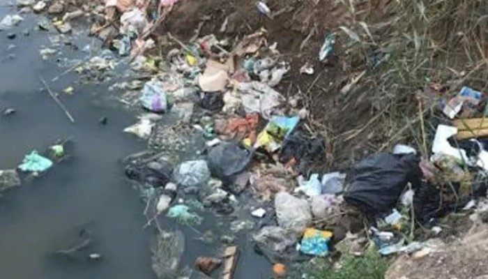 حادث غامض يهز المنيا.. العثور على 5 أجنّة ملقاة  على أموام قمامة بأحد المصارف