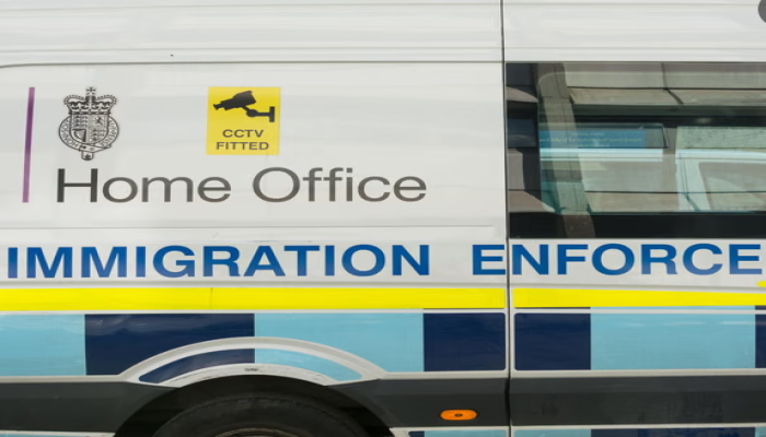 لسبب غريب.. بريطانيا تلغي ترحيل مصري على متن طائرة خاصة 