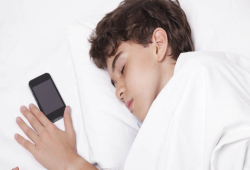 هل يزيد النوم بالقرب من الهاتف من خطر الإصابة بالسرطان؟