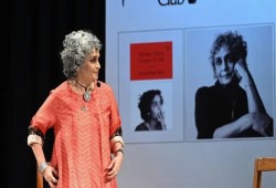 انسحاب "أرونداتي روي" من مهرجان برلين يفتح مواجهة علنية بين “الحياد” وحرية التعبير بشأن مواقف دعم غزة