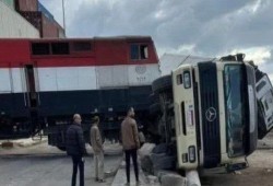 مصرع وإصابة 4 أشخاص بحادث تصادم قطار بسيارة نقل بين العلمين وسيدي عبدالرحمن